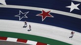 Sejumlah kru trek Sirkuit Americas, Austin, membersihkan sirkuit di sela latihan bebas hari pertama MotoGP Amerika Serikat 2019. (AP Photo/Eric Gay)