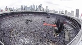 Relawan dan simpatisan pasangan Capres dan Cawapres nomor urut 01 Joko Widodo - KH Ma'ruf Amin menghadiri Konser Putih Bersatu di Stadion Utama Gelora Bung Karno (GBK), Jakarta, Sabtu (13/4/2019). (ANTARA FOTO/Muhammad Adimaja)