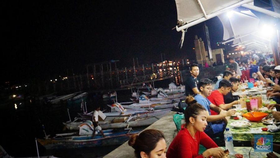 1. Jika Anda berkunjung ke Labuan Bajo, jangan lupa untuk berburu makanan laut segar di Kampung Ujung
2. Di sana, Anda bisa menikmati berbagai macam makanan laut mulai dari ikan, udang, cumi, kepiting, hingga lobster. Harganya bervariasi dari Rp 40 ribu seekor hingga Rp 700 ribu/ekor tergantung beratnya.
3. Lobster dan kepiting yang ditawarkan bobotnya tidak main main, untuk menikmatinya siapkan kocek yang agak tebal. Minimal Rp 500 ribu untuk lobster, tergantung kepandaian Anda dalam tawar menawar.
4. Harga yang ditawarkan sudah termasuk dengan bumbu dan olahan yang Anda inginkan. Mulai dari dibakar, sup, asam manis, goreng, sesuai selera Anda. Rasa dagingnya dijamin berbeda, dan kesegarannya tidak diragukan
5. Wisata kampung ujung kini juga tertata rapi berkat renovasi yang dilakukan oleh Kementerian PUPR pada 2017-2018 lalu. Kementerian PUPR menganggarkan Rp 40,35 miliar untuk membenahi beberapa titik wisata di Labuan Bajo.
6. Kampung Ujung paling enak dikunjungi saat malam hari, berbagai turis akan terlihat memadati lokasi mulai dari lokal hingga mancanegara.
7. Selain makanan laut, Anda juga bisa menyicipi kuliner lainnya seperti buah-buahan, jus segar, dan es krim gelato rumahan. (CNBC Indonesia/Gustidha Budiartie)