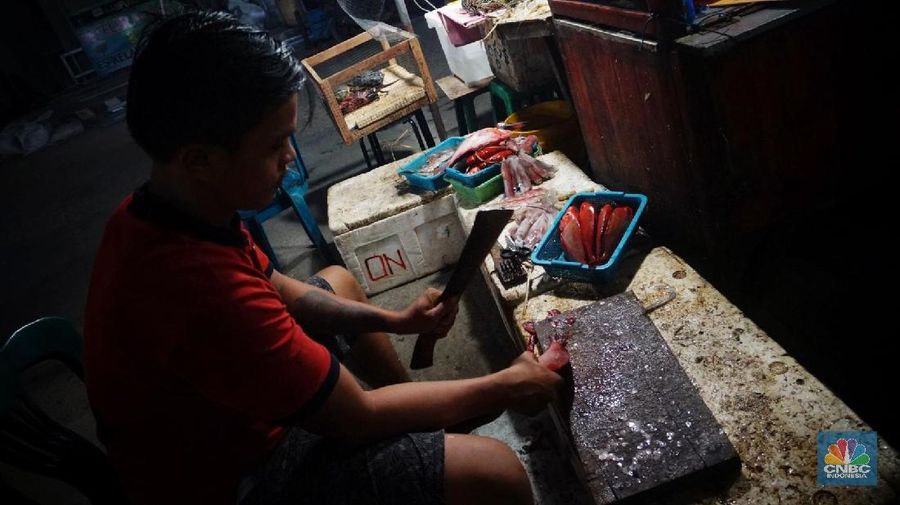 1. Jika Anda berkunjung ke Labuan Bajo, jangan lupa untuk berburu makanan laut segar di Kampung Ujung
2. Di sana, Anda bisa menikmati berbagai macam makanan laut mulai dari ikan, udang, cumi, kepiting, hingga lobster. Harganya bervariasi dari Rp 40 ribu seekor hingga Rp 700 ribu/ekor tergantung beratnya.
3. Lobster dan kepiting yang ditawarkan bobotnya tidak main main, untuk menikmatinya siapkan kocek yang agak tebal. Minimal Rp 500 ribu untuk lobster, tergantung kepandaian Anda dalam tawar menawar.
4. Harga yang ditawarkan sudah termasuk dengan bumbu dan olahan yang Anda inginkan. Mulai dari dibakar, sup, asam manis, goreng, sesuai selera Anda. Rasa dagingnya dijamin berbeda, dan kesegarannya tidak diragukan
5. Wisata kampung ujung kini juga tertata rapi berkat renovasi yang dilakukan oleh Kementerian PUPR pada 2017-2018 lalu. Kementerian PUPR menganggarkan Rp 40,35 miliar untuk membenahi beberapa titik wisata di Labuan Bajo.
6. Kampung Ujung paling enak dikunjungi saat malam hari, berbagai turis akan terlihat memadati lokasi mulai dari lokal hingga mancanegara.
7. Selain makanan laut, Anda juga bisa menyicipi kuliner lainnya seperti buah-buahan, jus segar, dan es krim gelato rumahan. (CNBC Indonesia/Gustidha Budiartie)