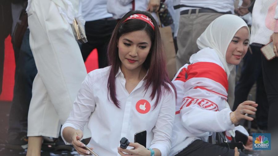 Sejumlah pendukung Paslon 01 Jokowi-Ma'ruf Amin tidak sedikit para wanita turut dalam Kampanye akbar.