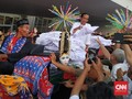 Naik Kereta Kencana, Jokowi-Ma'ruf Bagi-bagi Kaus di GBK
