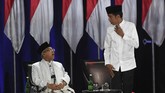 Pasangan capres-cawapres nomor urut 01 Joko Widodo (kedua kiri) dan Ma'ruf Amin (kiri) serta pasangan nomor urut 02 Prabowo Subianto (kedua kanan) dan Sandiaga Uno (kanan) bersiap mengikuti debat kelima Pilpres 2019 di Hotel Sultan, Jakarta, Sabtu (13/4/2019). (ANTARA FOTO/Wahyu Putro A)
