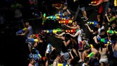 Masyarakat percaya, dengan melempar air, nasib buruk yang menimpa pada tahun-tahun sebelumnya perlahan sirna. (REUTERS/Soe Zeya Tun)