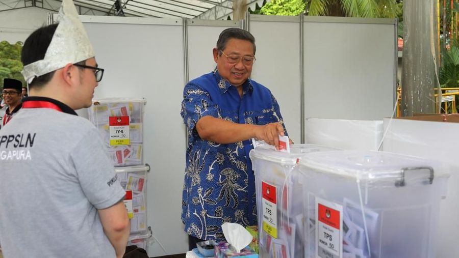 Susilo Bambang Yudhoyono dan Ani Yudhoyono Menggunakan Hak Pilihnya di Singapura, Minggu (14/4/2019). (Foto: Anung Anindito)