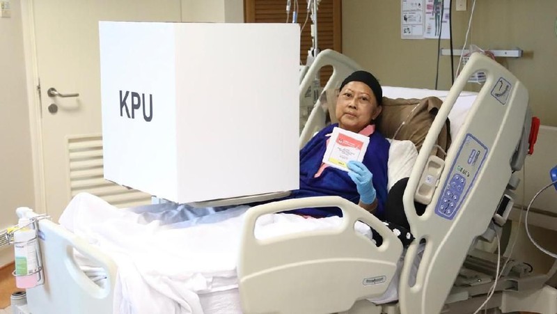Mantan Ibu Negara, Ani Yudhoyono, mencoblos di ruang perawatan National University Hospital (NUH) Singapura, Minggu (14/4/2019)