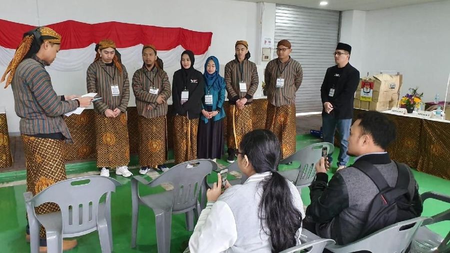 Para Panitia Pemilihan Luar Negeri (PPLN) memakai baju adat Indonesia saat pemilu 2019 di Korea Selatan.