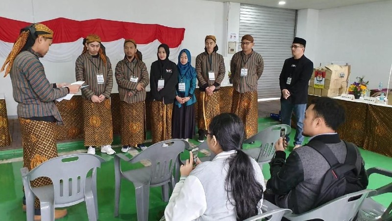 Para Panitia Pemilihan Luar Negeri (PPLN) memakai baju adat Indonesia saat pemilu 2019 di Korea Selatan.