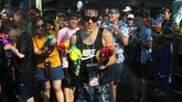Dalam perayaan kali ini, misalnya, sejumlah biksu meminta warga dan wisatawan untuk meredam kemeriahan Festival Songkran. (REUTERS/Athit Perawongmetha)
