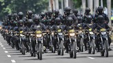Di DKI Jakarta sendiri, kepolisian telah menyiapkan skenario untuk mengamankan TPS yang berpotensi terjadi konflik, dengan menurunkan personel Polri, TNI, serta anggota perlindungan masyarakat (linmas). (Photo by ADEK BERRY / AFP)