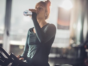 Mending Minum Air Hangat atau Dingin Agar BB Cepat Turun? Ini Penjelasannya