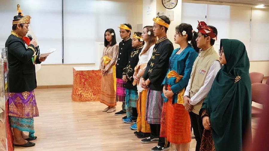Para Panitia Pemilihan Luar Negeri (PPLN) memakai baju adat Indonesia saat pemilu 2019 di Korea Selatan.