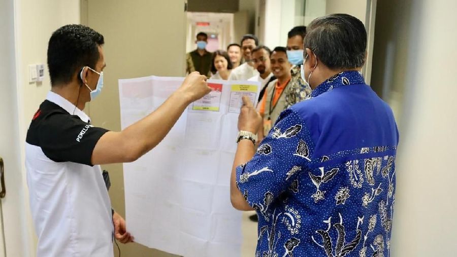 Mantan Ibu Negara, Ani Yudhoyono, mencoblos di ruang perawatan National University Hospital (NUH) Singapura, Minggu (14/4/2019)