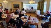 Suasana ketika WNI menggunakan hak suara pada pemilu 2019 di KBRI Stockholm, Swedia, Sabtu (13/4). ANTARA FOTO/Handout/wpa/hp.