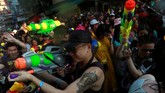 Warga Thailand merayakan Festival Songkran selama 13-15 April 2019. Perayaan yang dikenal sebagai Tahun Baru Buddha ini juga sering disebut sebagai pertarungan air terbesar di dunia. (REUTERS/Soe Zeya Tun)