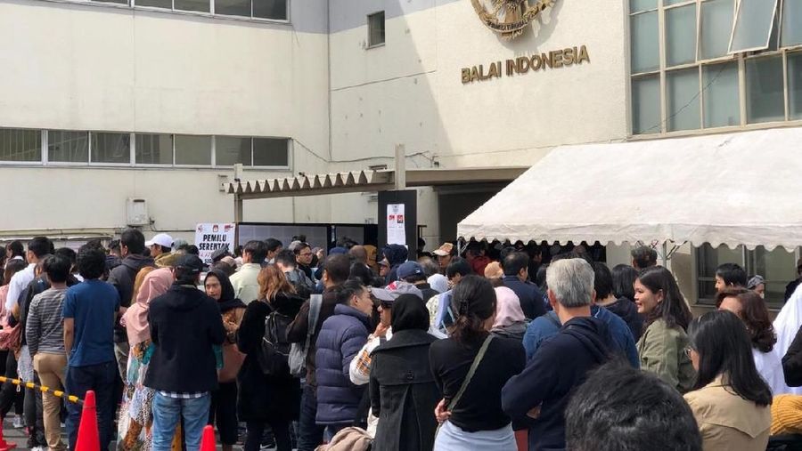 Ratusan Warga Negara Indonesia (WNI) rela mengantre berjam-jam demi dapat menggunakan hak pilihnya dalam proses pemungutan suara pemilu 2019 di Tokyo.