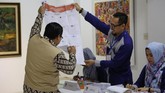 Petugas mengecek surat suara saat pemilu 2019 di KBRI Dhaka, Bangladesh, Sabtu (13/4). (ANTARA FOTO/Handout)