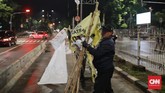 Saat memantau, Ketua Bawaslu DKI Jakarta Muhammad Jufri mengatakan pohaknya sudah membersihkan semua APK. Pembersihan juga dilakukan hingga gang-gang perumahan. (CNN Indonesia/Andry Novelino)