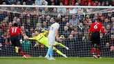Tendangan keras kaki kanan Pogba ke pojok kanan bawah gawang West Ham membuat The Red Devils kembali unggul 2-1 di menit ke-80. (REUTERS/Phil Noble)