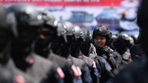 Anggota Brimob POLRI mengikuti Apel Patroli Skala Besar TNI-Polri di JIExpo, Kemayoran, Jakarta Pusat. Polda Metro Jaya juga mengimbau agar masyarakat tidak takut untuk menggunakan hak suara. (ANTARA FOTO/Sigid Kurniawan)