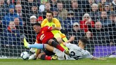 Winger Man United Anthony Martial mendapat adangan keras dari Ryan Fredericks di menit ke-79. Pelanggaran itu kembali memberikan peluang bagi Setan Merah untuk unggul lewat tendangan penalti. (REUTERS/Phil Noble)