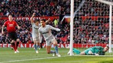 Di awal babak kedua West Ham memberikan kejutan bagi Man United dengan mencetak gol penyamakedudukan di menit ke-49 lewat gol Felipe Anderson usai memanfaatkan umpan Manuel Lanzini. (REUTERS/Phil Noble)