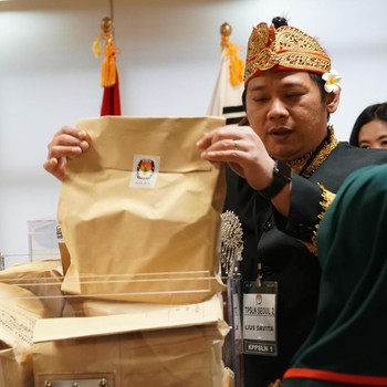 Ada Kebaya Bali & Beskap Jawa di Pemilu Korea Selatan