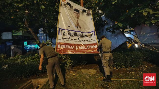 FOTO: Bersih-bersih Wajah Kota dari Spanduk Kampanye