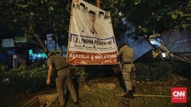 FOTO: Bersih-bersih Wajah Kota dari Spanduk Kampanye