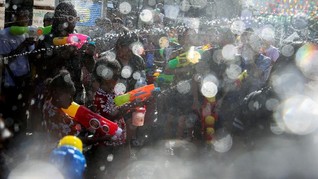 FOTO: Riuh Perang Air Songkran Thailand di Tengah Kekeringan