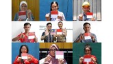 Foto kombo sejumlah warga negara Indonesia menunjukkan jarinya yang telah dicelupkan tinta usai menggunakan hak suaranya di KBRI, Kuala Lumpur, Malaysia, Minggu (14/4). (ANTARA FOTO/Rafiuddin Abdul Rahman)
