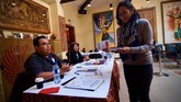 Warga negara Indonesia menggunakan hak suaranya ketika mengikuti pemilu 2019 di KBRI Wellington, Selandia Baru, Sabtu (13/4). Pemilu serentak 2019 ikuti sekitar 4900 WNI yang memiliki hak pilih di seluruh negara tersebut. ANTARA FOTO/ Ramadian Bachtiar/wpa/HP.
