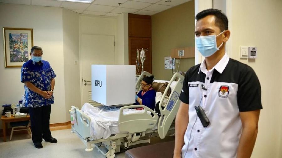 Mantan Ibu Negara, Ani Yudhoyono, mencoblos di ruang perawatan National University Hospital (NUH) Singapura, Minggu (14/4/2019)