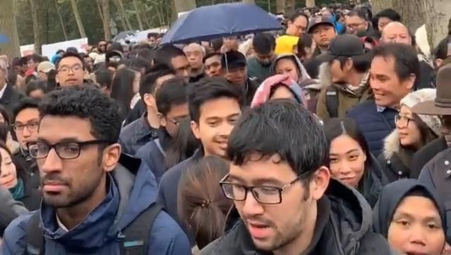 Warga Negara Indonesia (WNI) di Belanda harus antre panjang dan lama demi bisa menggunakan hak suara mereka dalam pemilihan umum (pemilu) luar negeri.