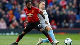 Duel keras kedua tim terjadi di lapangan tengah. Gelandang Man United Fred (kiri) memiliki dua tembakan ke gawang West Ham dengan akurasi operan 91 persen. Sedangkan Mark Noble melakukan dua tekel dengan 85 persen operan sukses. (REUTERS/Phil Noble)