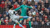 Gelandang West Ham Felipe Anderson sempat mencetak gol pada menit ke-10. Namun wasit Graham Scott menganulir gol tersebut karena Anderson lebih dulu dalam posisi offside. (REUTERS/Phil Noble)