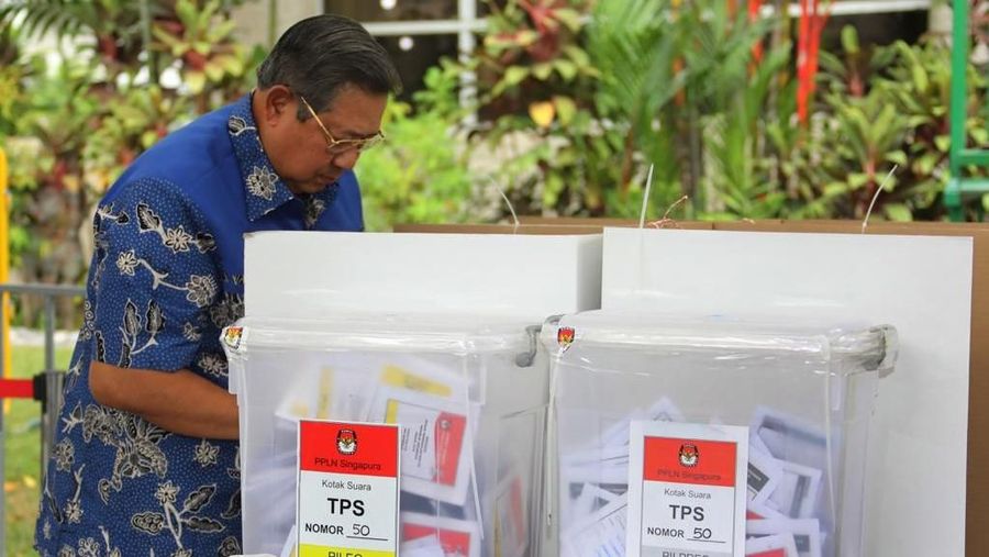 Susilo Bambang Yudhoyono dan Ani Yudhoyono Menggunakan Hak Pilihnya di Singapura, Minggu (14/4/2019). (Foto: Anung Anindito)