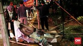 Di kecamatan Pasar Minggu, Jakata Selatan, penurunan dan pembersihan atribut kampanye dipimpin langsung camat pasar minggu Agus Irwanto pada Minggu dini hari pukul 00:15 WIB. Jakarta. (CNN Indonesia/Andry Novelino)