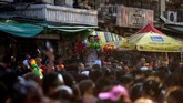 Dalam festival ini, orang beramai-ramai mengenakan kaus bermotif bunga dan mempersenjatai diri mereka dengan pistol air serta kacamata pelindung. Pertarungan air menimbulkan macet di jalanan seantero kota. (REUTERS/Soe Zeya Tun)