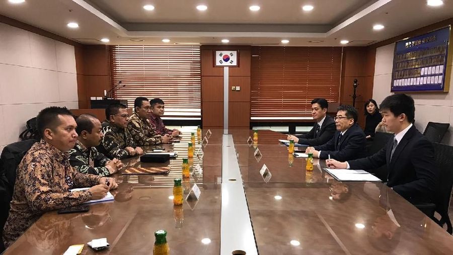 Para Panitia Pemilihan Luar Negeri (PPLN) memakai baju adat Indonesia saat pemilu 2019 di Korea Selatan.