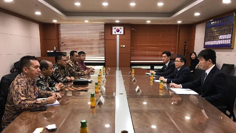 Para Panitia Pemilihan Luar Negeri (PPLN) memakai baju adat Indonesia saat pemilu 2019 di Korea Selatan.