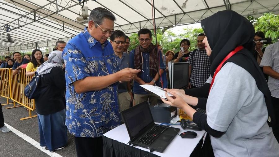 Mantan Ibu Negara, Ani Yudhoyono, mencoblos di ruang perawatan National University Hospital (NUH) Singapura, Minggu (14/4/2019)