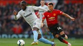 Winger Man United Jesse Lingard (kanan) berebut bola dengan bek West Ham Arthur Masuaku. Meski memiliki akurasi operan 90 persen, namun Lingard tidak menciptakan satu tembakan ke gawang West Ham. (REUTERS/Phil Noble)
