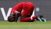 Sadio Mane langsung bersujud usai mencetak gol pertama Chelsea. (REUTERS/Phil Noble)