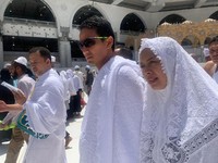 Di Masa Tenang, Sandiaga Umrah, Prabowo Pilih Ziarah