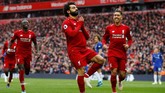 Mohamed Salah meniru gerakan Yoga usai mencetak gol. Ia menjelaskan selalu melakukan gerakan Yoga untuk menjaga keseimbangan. (REUTERS/Phil Noble)