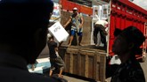 Pekerja mengangkut kotak suara Pemilu 2019 ke dalam truk saat distribusi di Kantor Kecamatan Tegal Timur, Tegal, Jawa Tengah, Senin (15/4/2019). Menurut Panitia Pemilihan Kecamatan (PPK) Tegal Timur, logistik dari PPK ke sejumlah Penyelenggara Pemungutan Suara (PPS) masih mengalami kendala. (ANTARA FOTO/Oky Lukmansyah)