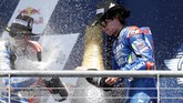 Alex Rins dan peraih podium ketiga MotoGP Amerika Serikat, Jack Miller, merayakan sukses mereka. Dua pebalap itu lebih muda 17 dan 16 tahun dari Valentino Rossi yang menjadi runner-up. (AP Photo/Eric Gay)