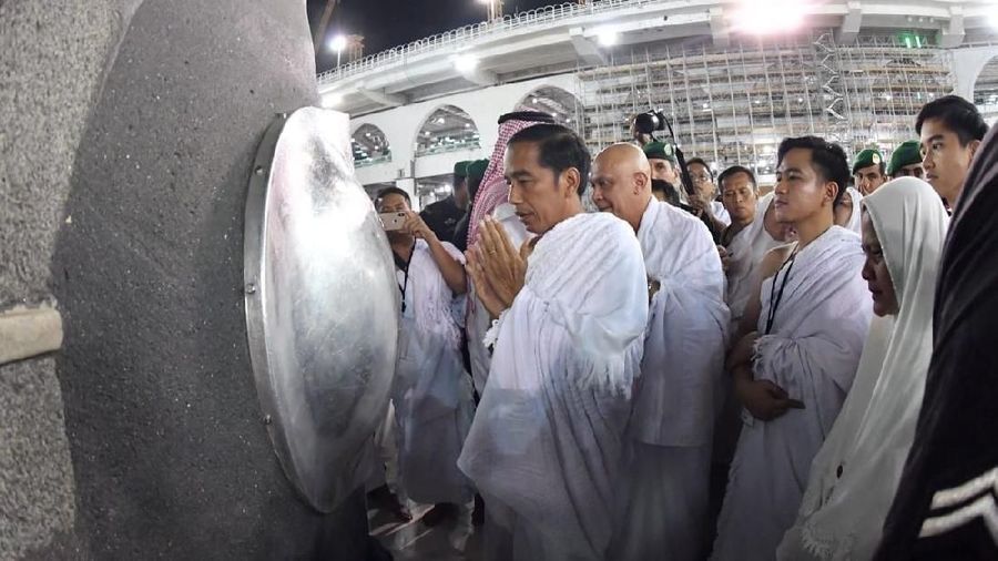 Presiden Joko Widodo dan Ibu Negara bersama kedua putranya menunaikan ibadah umrah dan berkesempatan masuk ke dalam Kakbah.