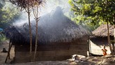 Suku Polahi di lokasi permukiman yang hanya memiliki tiga rumah dan dua dapur itu belum pernah menggunakan hak suara mereka di Pemilu. (ANTARA FOTO/Adiwinata Solihin)